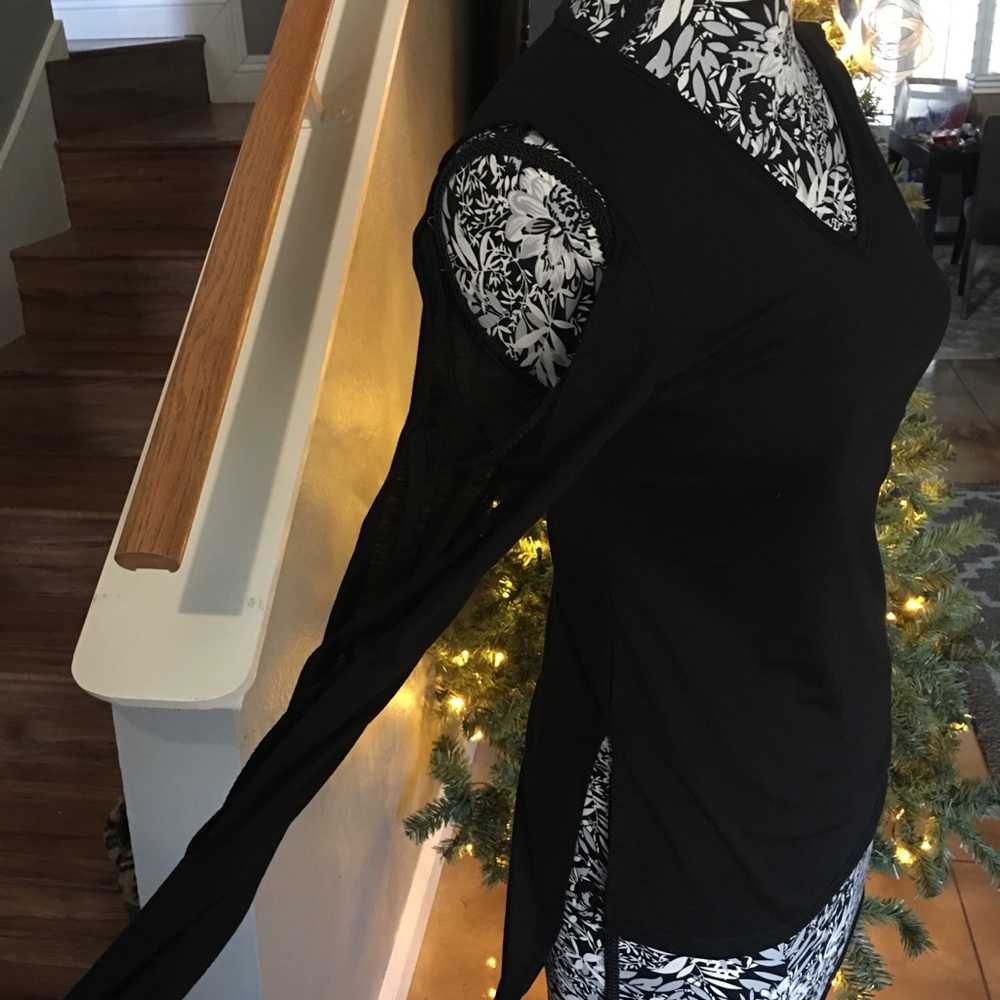 Hi-low shirt w cut out sleeves never worn